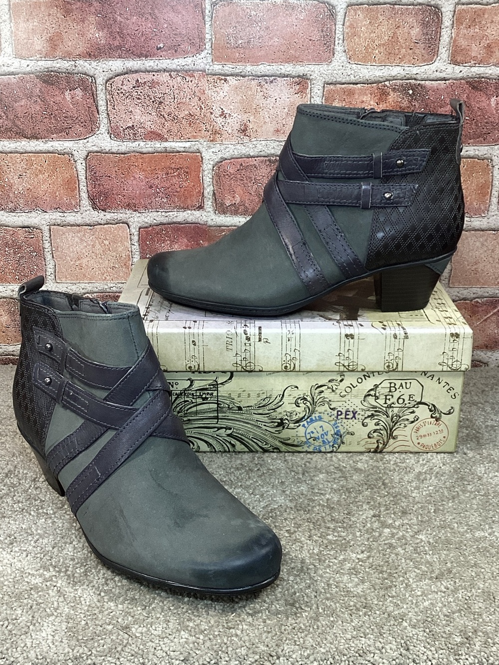 Earth Emerald dark gray women’s ankle boots size 9